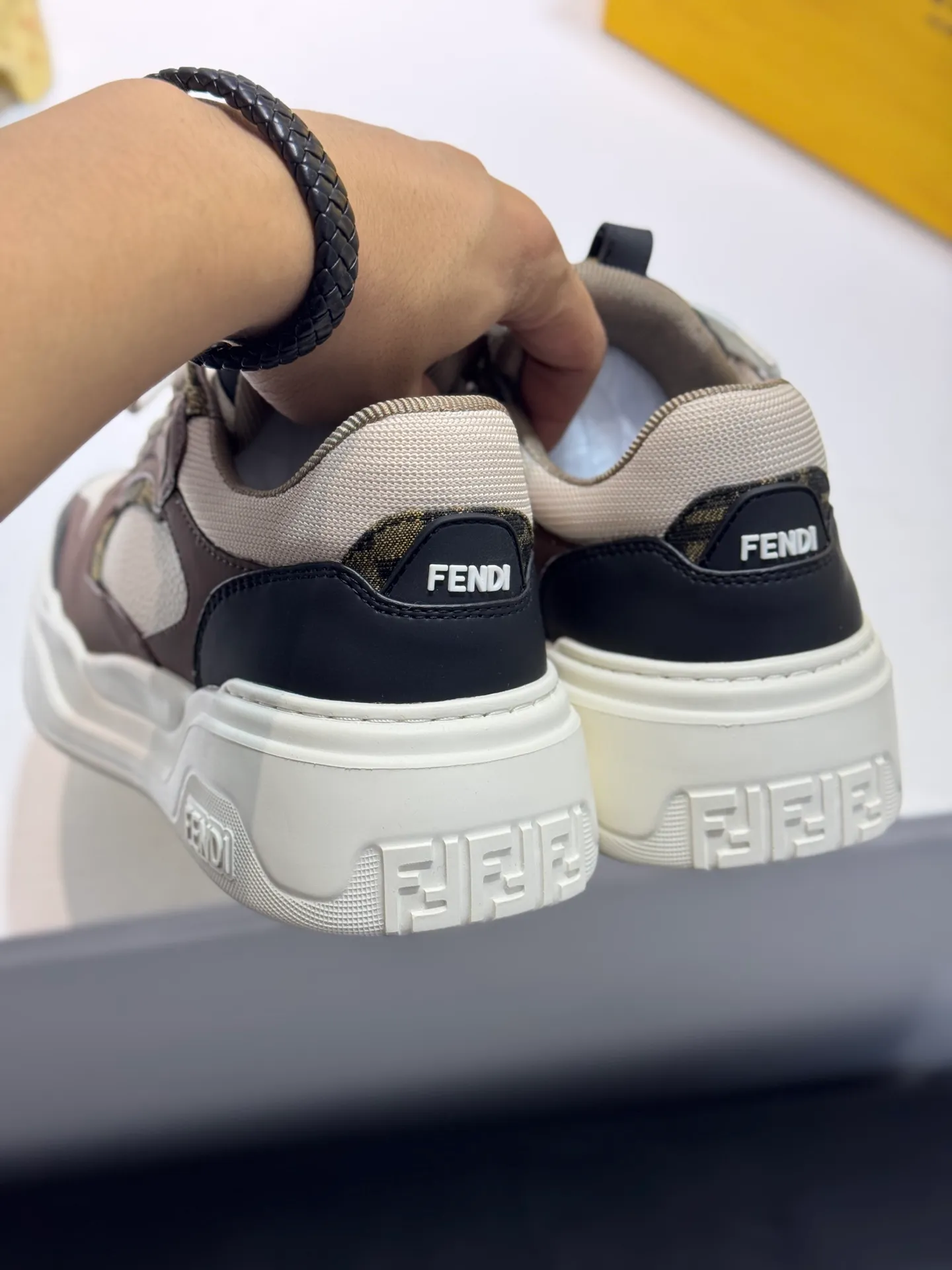 FENDI Fendi high version latest Force series calfskin FF men's shoes 💰560 [new style] 🦥🦥 mesh round toe thick sole low-top sports sneakers, these Force lace-up low-top shoes. Made of white full-grain leather and white and brown smooth leather. Padded. Brown FF jacquard and yellow technical fabric details. Lightweight and thick white sole with FF pattern details on the toe and heel ✔️Fabric: Imported first-layer cowhide breathable mesh ✔️Inner lining: Customized breathable mesh ✔️Sole: Open-molded rubber foam material ✔️Sole thickness: 7CM Size: #Men's 38-44 (45 is custom-made and cannot be returned or exchanged